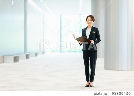 ロビーで出迎える女性コンシェルジュ 撮影協力:LINK FOREST ロビーで出迎える女性コンシェルジュ 撮影協力:LINK FOREST 95309430