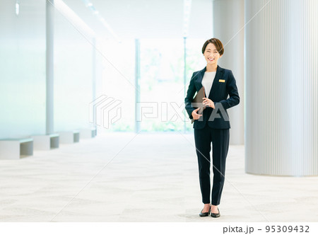 ロビーで出迎える女性コンシェルジュ 撮影協力:LINK FOREST ロビーで出迎える女性コンシェルジュ 撮影協力:LINK FOREST 95309432