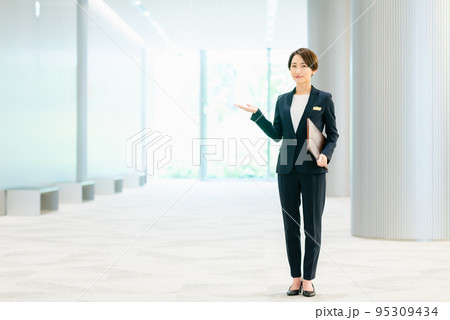 ロビーで出迎える女性コンシェルジュ 撮影協力:LINK FOREST ロビーで出迎える女性コンシェルジュ 撮影協力:LINK FOREST 95309434