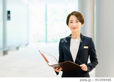 ロビーで出迎える女性コンシェルジュ 撮影協力:LINK FOREST ロビーで出迎える女性コンシェルジュ 撮影協力:LINK FOREST 95309496