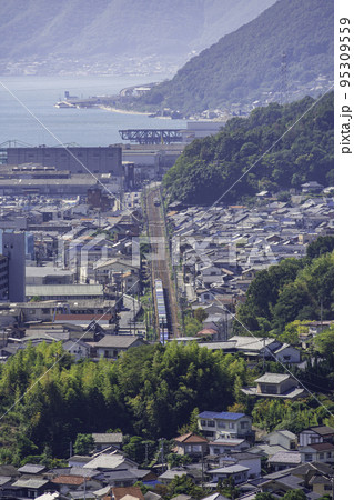 尾道の町並み　山陽本線　貨物列車と観光列車etSETOra　広島県尾道市 95309559