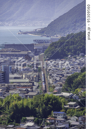 尾道の町並み 山陽本線 貨物列車と観光列車etSETOra 広島県尾道市 尾道の町並み 山陽本線 貨物列車と観光列車etSETOra 広島県尾道市 95309560