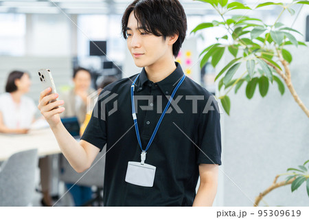 オフィスで働く若い男性 95309619