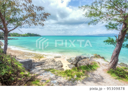 沖縄 エメラルドグリーンの海 95309878