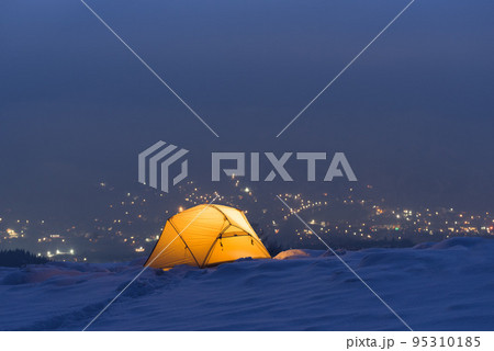 Tent in the snowy mountains 95310185