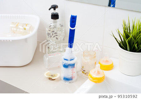 Washing baby bottles and nipples 95310592