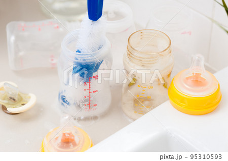 Washing baby bottles and nipples 95310593