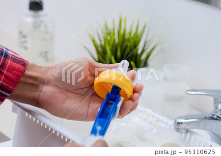 Washing baby bottles and nipples Washing baby bottles and nipples 95310625