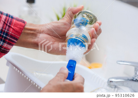 Washing baby bottles and nipples Washing baby bottles and nipples 95310626