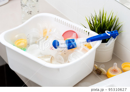 Washing baby bottles and nipples 95310627