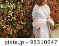 秋のデート服、白いワンピースとロングカーディガン 95310647