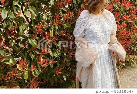 秋のデート服、白いワンピースとロングカーディガン 95310647