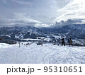 雪山の頂上からの景色 95310651