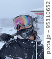 雪まみれの女性 95310652