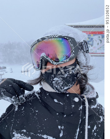雪まみれの女性 雪まみれの女性 95310652