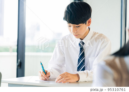 勉強する男子中学生 勉強する男子中学生 95310761