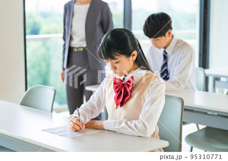 テストを受ける中学生の男女 テストを受ける中学生の男女 95310771