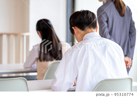 テストを受ける中学生の男女 95310774