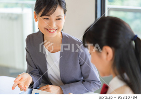 勉強する女子中学生 勉強する女子中学生 95310784