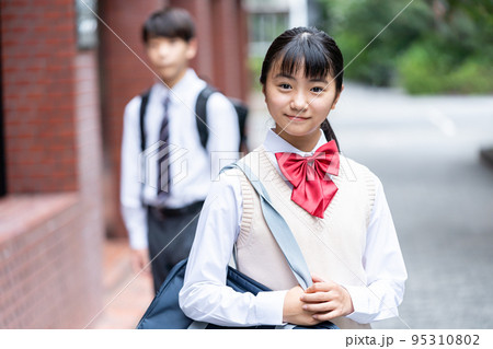 屋外を歩く中学生 95310802