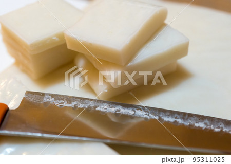 のし餅を切る のし餅を切る 95311025