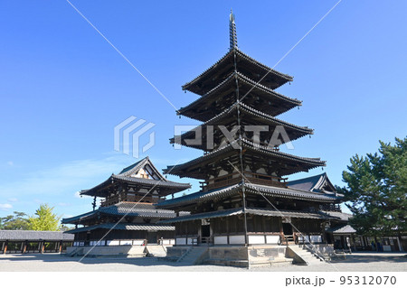 奈良県斑鳩の里の世界遺産 法隆寺国宝 五重塔と金堂 95312070