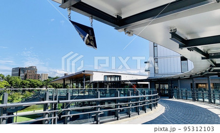 オトリバーサイドテラスのペデストリアンデッキと青空［名古屋鉄道東岡崎駅/愛知県岡崎市］ 95312103