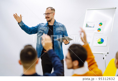 Male business coach speaker giving flipchart presentation 95312632