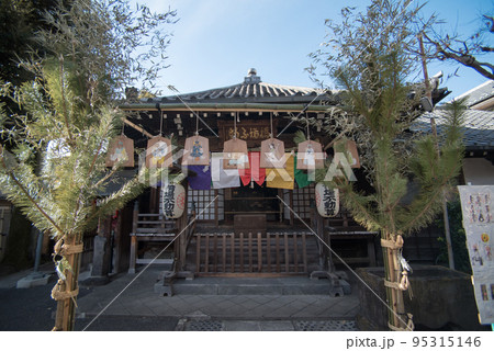 浅草名所七福神巡りの東京都台東区橋場にある橋場不動尊の境内 95315146