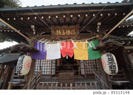 浅草名所七福神巡りの東京都台東区橋場にある橋場不動尊の境内 95315148