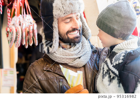 Father and son eating sweets on Christmas Market 95316982