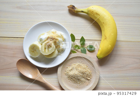 バナナとヨーグルトとてんさい糖 腸内環境を整えるヘルシーな組み合わせ バナナとヨーグルトとてんさい糖 腸内環境を整えるヘルシーな組み合わせ 95317429