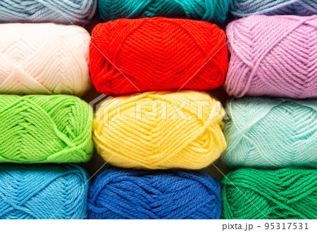 毛糸玉いろいろ たくさん アクリル100%の毛糸の写真素材 [95317531  