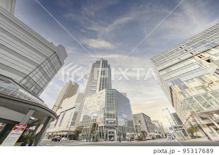 新潟市 古町地区中心街の街並み (柾谷小路 西堀交差点) 新潟市 古町地区中心街の街並み (柾谷小路 西堀交差点) 95317689