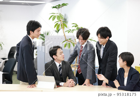 部下から質問されて答えにくいなあという表情の管理職_1 部下から質問されて答えにくいなあという表情の管理職_1 95318175