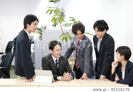 談笑するリーダーとビジネスパーソン4人_1 95318176