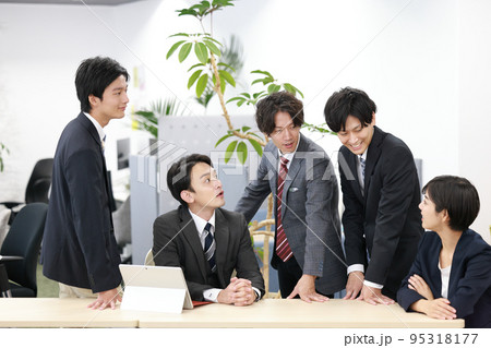 8135_部下の話を「へーそうなの」と聞く管理職_1 8135_部下の話を「へーそうなの」と聞く管理職_1 95318177