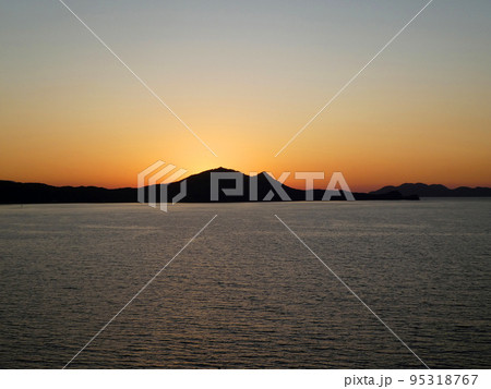 赤く染まる瀬戸内海の夕日 95318767