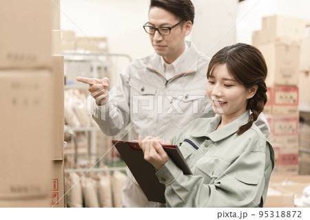在庫を数える倉庫作業員 在庫を数える倉庫作業員 95318872