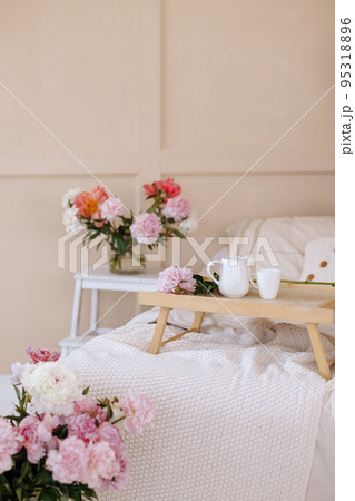 Bouquet of flowers in home interior Bouquet of flowers in home interior 95318896