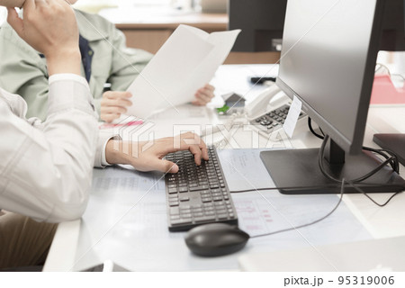 打合せをするエンジニアの男女 95319006