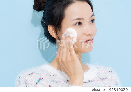 メイクをする20代女性 95319029