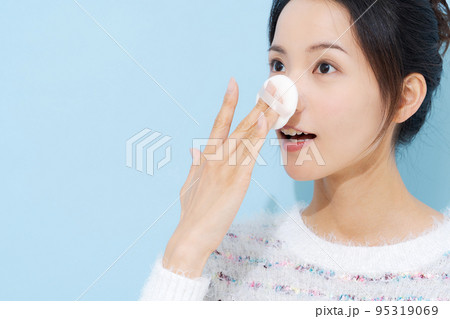 メイクをする20代女性 95319069