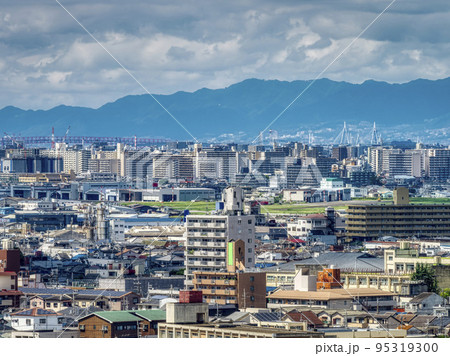 【HDR】高台から眺める市街地と空港 95319300