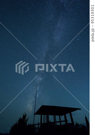 天の川（撮影地：奈良県吉野郡上北山村・林道橡谷西ノ谷線（大峰山脈展望ライン） 大峯奥駆道展望台） 95319301