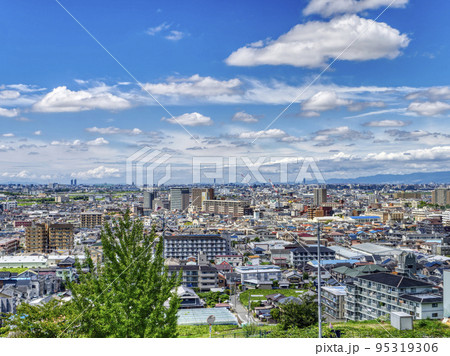 【HDR】青空が広がる街の風景 95319306
