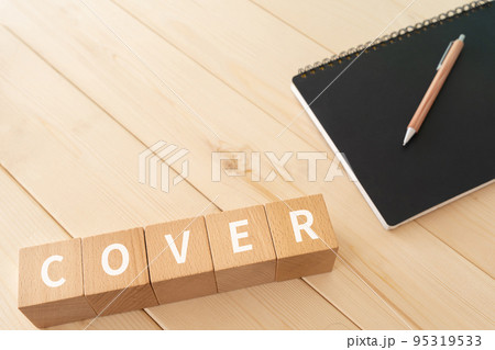 COVERと書かれたブロックとペンとノート 95319533