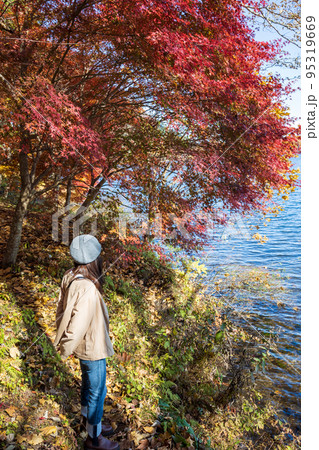 榛名湖の紅葉を眺める女性 群馬県 榛名湖の紅葉を眺める女性 群馬県 95319669