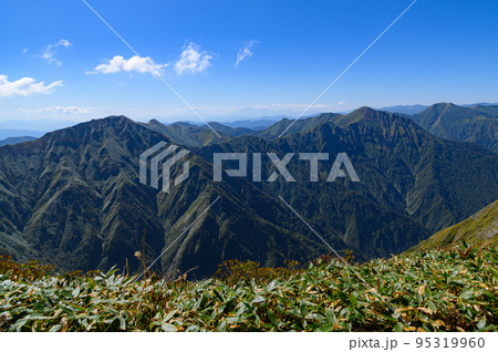 一ノ倉岳山頂から望む谷川連峰の主脈稜線 一ノ倉岳山頂から望む谷川連峰の主脈稜線 95319960
