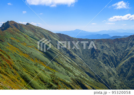谷川連峰・一ノ倉岳より望む谷川岳双耳峰と山並みの絶景 谷川連峰・一ノ倉岳より望む谷川岳双耳峰と山並みの絶景 95320058
